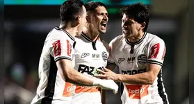 Jogadores do time mineiro comemoram vitória e saída da lanterna