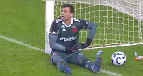 Goleiro caiu no chão pedindo atendimento médico e árbitro interpretou como antijogo