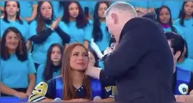 Religioso confortou a cantora, que chorou ao vivo