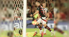 Léo Ortiz comemora gol que rendeu vitória e liderança do Mengão