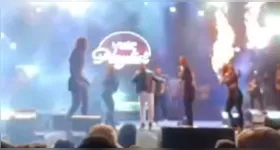 O momento gerou pânico no palco, com os demais artistas tentando apagar as chamas com as próprias mãos.