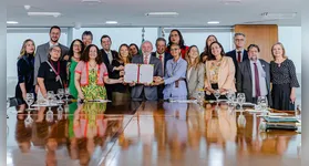 Lula junto de outros políticos, como a ministra do Meio Ambiente Marina Silva, Gleisi Hoffmann das Relações Institucionais, entre outras, na sanção da Lei