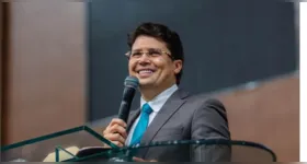 Segundo ele, há dois meses a equipe tenta contratar artistas, mas os custos têm sido considerados inviáveis