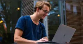 O software permite melhorar a qualidade de imagens, editar documentos e gerar ilustrações por meio de comandos simples.
