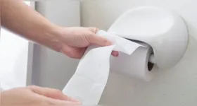 Especialistas orientam que o contato prolongado do papel com a pele deve ser evitado.
