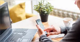 Essas soluções usam recursos de automação, aplicativos auxiliares e extensões de navegador para permitir que o usuário envie mensagens em horários específicos.