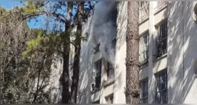 As equipes atuam no local com quatro caminhões e uma plataforma mecânica para o combate às chamas.