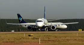 Após o procedimento, o avião retornou ao pátio para inspeção.
