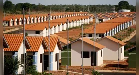A iniciativa prevê a construção de 1.498 unidades habitacionais destinadas a famílias com renda bruta mensal de até dois salários mínimos.