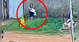 Câmera de uma residência flagra o momento em que a mulher abandona o bebê
