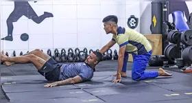 Gustavo Alfaia dá aulas para o atacante remista