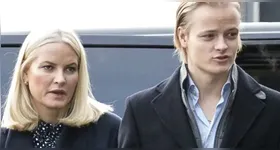 A princesa herdeira Mette-Marit (esq.) ao lado do filho, Marius Borg Høiby (dir.), que enfrentará julgamento acusado de estupro, violência doméstica e agressões.