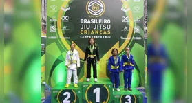 A pequena Juliana posa no segundo lugar do pódio