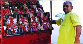 O modismo do momento fez aumentar a procura pelo morango, principalmente por confeiteiros e pessoas que trabalham com doces.
