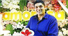 O proprietário da doceria Amorosa, Caio Barros, com a sobremesa do momento, o morango do amor