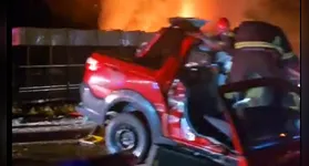 Carro destruído após a colisão contra a carreta