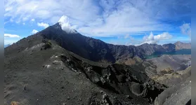 Com 3.726 metros de altitude, o Rinjani é o segundo maior vulcão da Indonésia e está localizado na ilha de Lombok