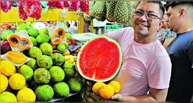 O feirante Nildo Moreira diz que as frutas estão em alta com o calor da cidade