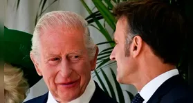 Rei Charles (à esquerda) apareceu hoje com o olho direito visivelmente vermelho