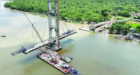 O impacto do navio não causou danos estruturais à ponte e, felizmente, nem registrou vítimas