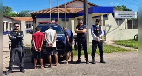 Policiais apresentam os três suspeitos detidos