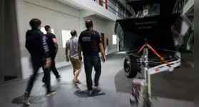 Comandante da embarcação é apresentado pela polícia