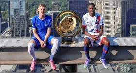 Palmer e Dembelé no topo do Rockefeller Center, em Nova York, recriaram uma histórica foto da construção do edifício.