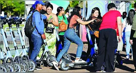 As tarifas para liberar os patinetes são cobradas por minuto, hora, dia ou mês, conforme a demanda dos usuários.