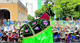 A alegria novamente tomou conta do centro de Belém no Arrastão do Pavulagem, que já é tradicional na capital