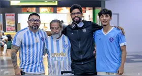Bryan Borges com torcedores no aeroporto de Manaus, no Amazonas