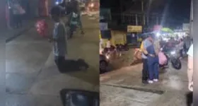 Homem se ajoelha para pedir mulher em namoro e ouve o "sim", representado no abraço e beijo do casal