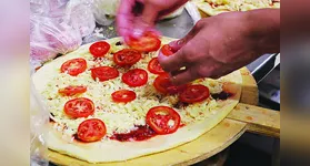 O surgimento da pizza moderna, do jeito que conhecemos hoje, é atribuído aos povos do sul da Itália, especialmente em Nápoles.