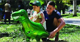Kennedy e Athos curtiram o passeio de domingo na Praça