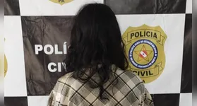 A mãe sendo apresentada na Polícia Civil