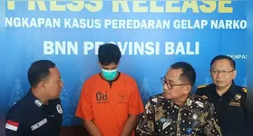 Brasileiro sendo apresentado pela policia de Bali