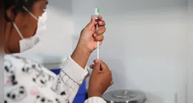 De acordo com a Sociedade Brasileira de Imunizações (SBIm), a vacina ACWY é inativada, ou seja, não causa a doença.