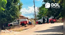 Para escapar, os criminosos abandonaram uma motocicleta às margens da via pública e fugiram a pé, se embrenhando em uma área de mata próxima ao local do confronto