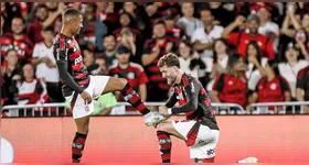 Samuel Lino e Léo Pereira na comemoração do 1º gol