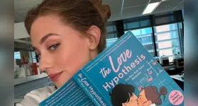 Lili Reinhart com exemplar de A Hipótese do Amor; atriz protagoniza a adaptação do livro