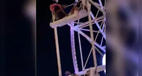 A trava de segurança da cabine abriu, e a menina mais nova caiu de uma altura de quase 10 metros.