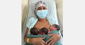 Mamãe sai com três filhos após o parto