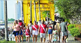 Famílias, casais e grupos de amigos ocuparam espaços como o Porto Futuro e a Estação das Docas.