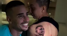 A fã também fez o desenho das iniciais TG em seu cabelo.
