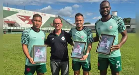 Além do resultado positivo, a partida foi marcada por homenagens ao zagueiro Dedé, ao volante Kauê e ao atacante Jayme, que completaram 80 jogos com a camisa cruzmaltina.
