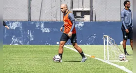 Meia Régis já voltou a trabalhar com bola no Baenão
