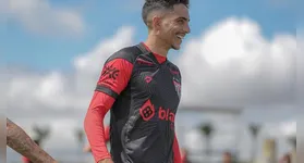 Lateral direito Raí Ramos