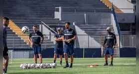 António Oliveira e demais auxiliares da comissão técnica do Remo