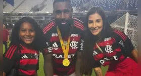 Gerson ao lado da filha e esposa