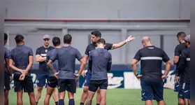 Técnico António Oliveira com os atletas do Clube do Remo