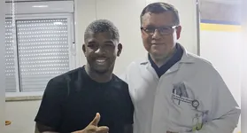 Jaderson, camisa 10 do Remo, ao lado do chefe médico azulino, doutor Jean Klay